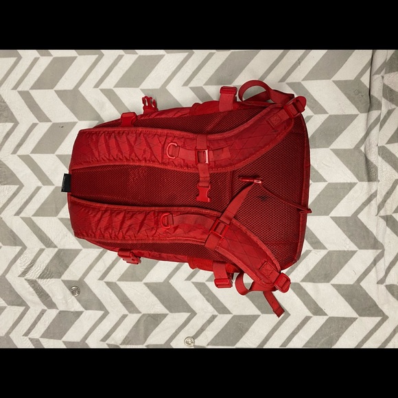 Supreme FW18 Red backpack - Picture 2 of 3